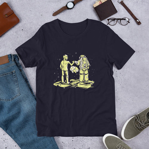 Alien and astronaut fist bump graphic tee – Fourth Dimension Club